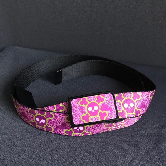NWOT Skull and Crossbones Nylon belt - Picture 1 of 7